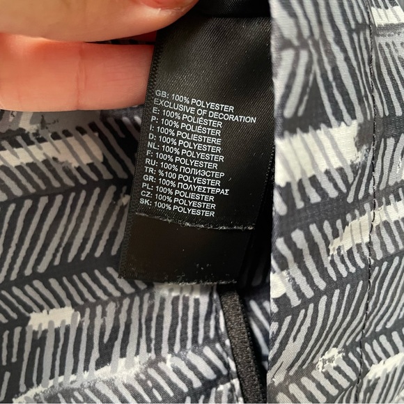 The North Face Women’s Novelty Venture Waterproof Rain Jacket - Picture 8 of 10